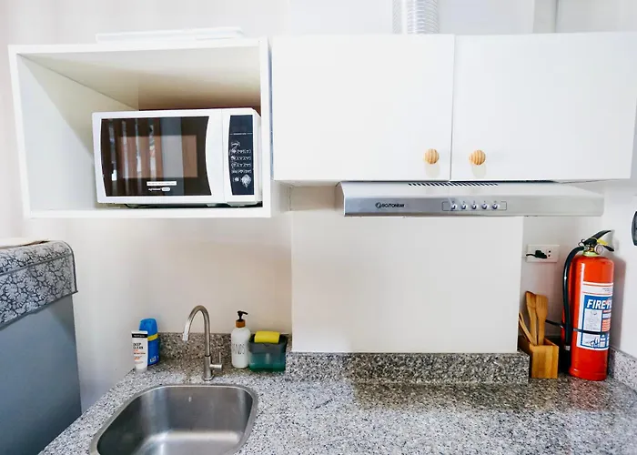 Near Mactan Airport Layover Pad Pool Gym, Self Check-in Free Fast Wifi Netflix Kitchen Lapu-Lapu City