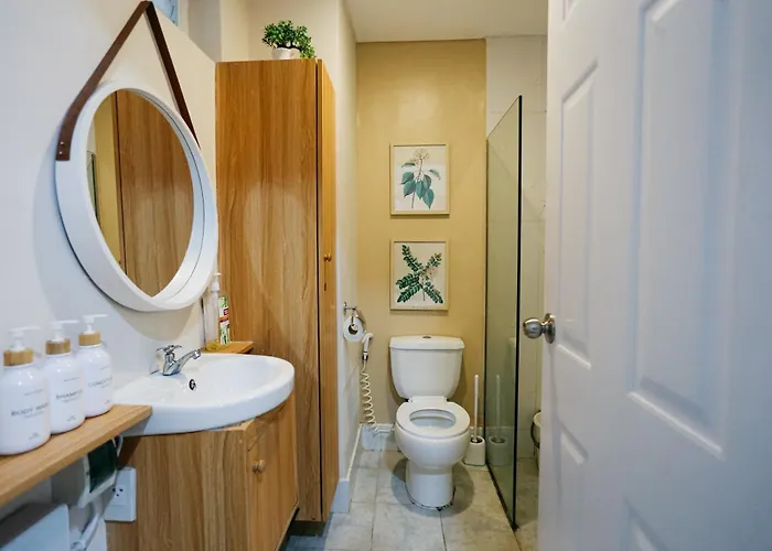 Near Mactan Airport Layover Pad Pool Gym, Self Check-in Free Fast Wifi Netflix Kitchen